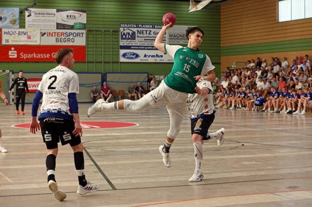 August 5, 2026, xovx, Lindencup Handball, HSG Dutenhofen Münchholzhausen vs. HSG Hanau; from left: Jan Eric Kleemann (HSG Hanau), Alois Mraz (HSG Dutenhofen Münchholzhausen II), Dziugas Jusys (HSG Hanau); Linden City Hall, Hesse, Germany, DE
