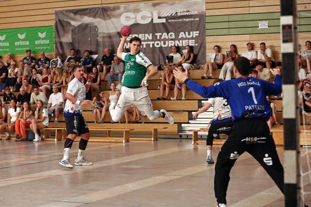 August 5, 2026, xovx, Lindencup Handball Tournament, HSG Dutenhofen Münchholzhausen vs. HSG Hanau; from left: Lukas Böhm (HSG Hanau), Alois Mraz (HSG Dutenhofen Münchholzhausen II), Florian Patrick Eberhard (HSG Hanau); Linden Stadthalle, Hesse, Germany, DE