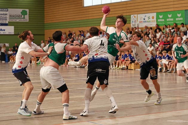 August 5, 2026, xovx, Lindencup Handball, HSG Dutenhofen Münchholzhausen vs. HSG Hanau, from left: Jan Philipp Winkler (HSG Hanau), Nico Scheitel, HSG Dutenhofen Münchholzhausen II, Dziugas Jusys, HSG Hanau, Leonard Rettemeier, HSG Dutenhofen Münchholzhausen II, Ben Scharriär, HSG Hanau, Linden City Hall, Hesse, Germany, DE