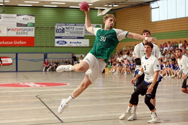 August 5, 2026, xovx, Lindencup Handball Tournament, HSG Dutenhofen Münchholzhausen vs. HSG Hanau, from left: Johannes Hollenberg (HSG Dutenhofen Münchholzhausen II), Lukas Böhm (HSG Hanau), Jan Eric Kleemann (HSG Hanau), Linden City Hall, Hesse, Germany, DE