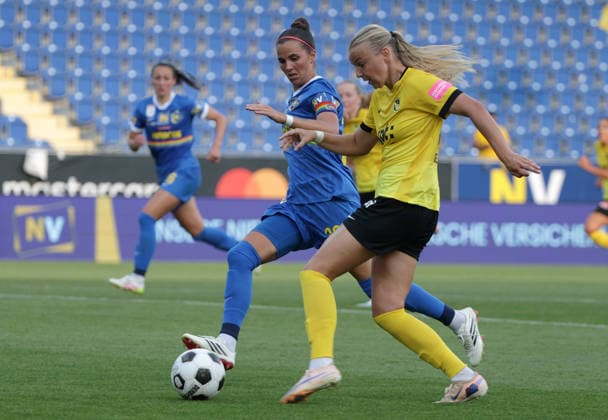 SOCCER - WCL, St.Poelten vs Bern SANKT POELTEN,AUSTRIA,05.AUG.26 - WOMEN SOCCER - UEFA Women s Champions League, qualification, SKN Sankt Poelten vs BSC YB Frauen. Image shows Jennifer Klein (St.Poelten) and Maja Jelcic (Bern).  GEPAxpictures xWalterxLuger