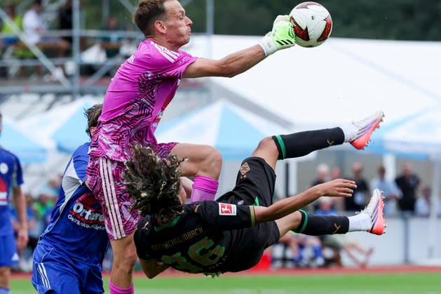 Goalkeepers Kilian Zimmer of FC Rottach Egern and Wael Mohya of Borussia Mönchengladbach battle for the ball during the friendly match between FC Rottach Egern and Borussia Mönchengladbach, Birkenmoos Stadium on August 5, 2026, in Rottach Egern, Germany. Photo by Marco Steinbrenner, DeFodi Images. Goalkeeper Kilian Zimmer of FC Rottach Egern and Wael Mohya of Borussia Mönchengladbach battle for the ball during the friendly match between FC Rottach Egern and Borussia Mönchengladbach at Birkenmoos Stadium on August 5, 2026 in Rottach Egern, Germany. Photo by Marco Steinbrenner, DeFodi Images. Photo by Marco Steinbrenner, DeFodi Images.
