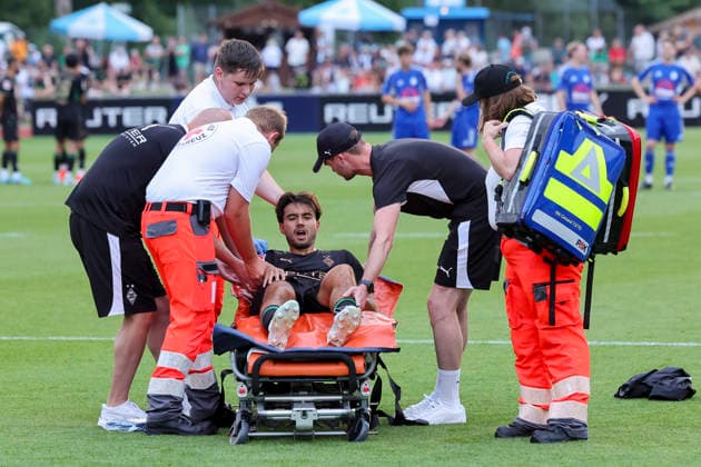 Jens Castrop of Borussia Mönchengladbach lies injured on a stretcher and is being taken to a hospital during the friendly match between FC Rottach Egern and Borussia Mönchengladbach at Birkenmoos Stadium on August 5, 2026, in Rottach Egern, Germany. Photo by Marco Steinbrenner, DeFodi Images. Jens Castrop of Borussia Mönchengladbach is lying injured on a stretcher and is being taken to the hospital during the friendly match between FC Rottach Egern and Borussia Mönchengladbach at Stadion Birkenmoos on August 5, 2026 in Rottach Egern, Germany. Photo by Marco Steinbrenner, DeFodi Images. Photo by Marco Steinbrenner, DeFodi Images.