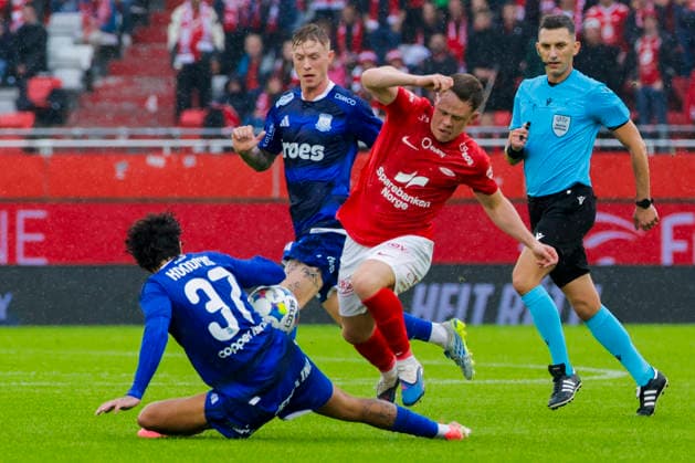 UEFA Conference League 2026 Brann vs. Apollon Limassol, Bergen, August 5, 2026: Apollon Limassol’s Leonidas Konomis goes head-to-head with Brann’s Eggert Aron Gudmundsson in the UEFA Conference League soccer match between SK Brann and Apollon Limassol at Brann Stadium. Photo by Paul S. Amundsen, NTB, Bergen, Norway. EDITORIAL USE ONLY. RESTRICTED USE FOR BETTING COMPANIES.  Copyright: xPaulxS.xAmundsenx xNTBx