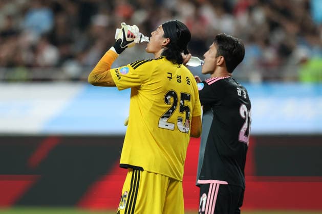 Manchester City FC face K League All-Stars in pre-season friendly in South Korea Gu Seong Yun (R) and Kwon Kyung Won (L) of Team K League drink water during a pre-season friendly soccer match between Manchester City FC and Team K League at Seoul World Cup Stadium in Seoul, South Korea, August 05, 2026. Seoul South Korea  Copyright: xMatrixxImages JungxUi-Chelx
