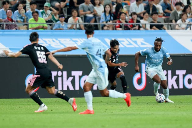 Manchester City FC face K League All-Stars in pre-season friendly in South Korea Antoine Semenyo (R) of Manchester City FC dribbles the ball during a pre-season friendly soccer match between Manchester City FC and Team K League at Seoul World Cup Stadium in Seoul, South Korea, August 05, 2026. Seoul South Korea  Copyright: xMatrixxImages JungxUi-Chelx