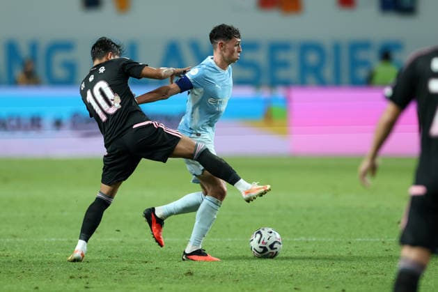 Manchester City FC face K League All-Stars in pre-season friendly in South Korea Phil Foden (R) of Manchester City FC in action against Lee Seung Woo (L) of Team K League during a pre-season friendly soccer match between Manchester City FC and Team K League at Seoul World Cup Stadium in Seoul, South Korea, on August 05, 2026. Seoul South Korea  Copyright: xMatrixxImages JungxUi-Chelx