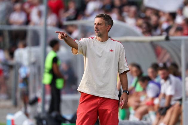 Frankfurt am Main, Germany, August 2026: Eintracht Frankfurt head coach Niko Arnautis gestures and gives instructions during the second qualifying round match between Eintracht Frankfurt and Omonia Nicosia in the semifinals of the UEFA Women s LP Mini Tournament at Stadium am Bretanobad in Frankfurt am Main, Germany Copyright: HMBxMedia JoaquimxFerreira
