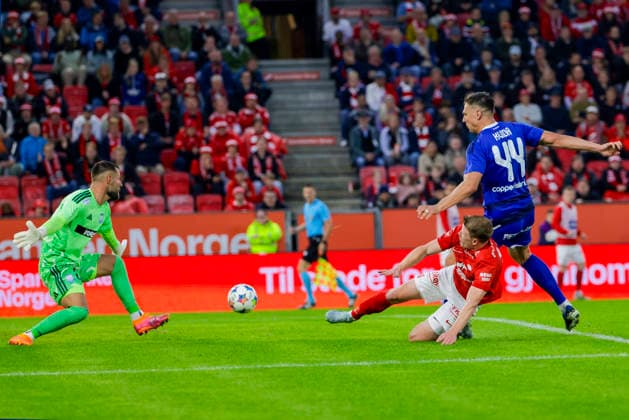UEFA Conference League 2026 Brann vs. Apollon Limassol, Bergen, August 5, 2026: Brann s Kristian Eriksen takes a shot at Apollon Limassol goalkeeper Philipp Kühn during the UEFA Conference League soccer match between SK Brann and Apollon Limassol at Brann Stadium Photo by Paul S. Amundsen, NTB, Bergen, Norway. EDITORIAL USE ONLY. RESTRICTED USE FOR BETTING COMPANIES  Copyright: xPaulxS.xAmundsenx xNTBx