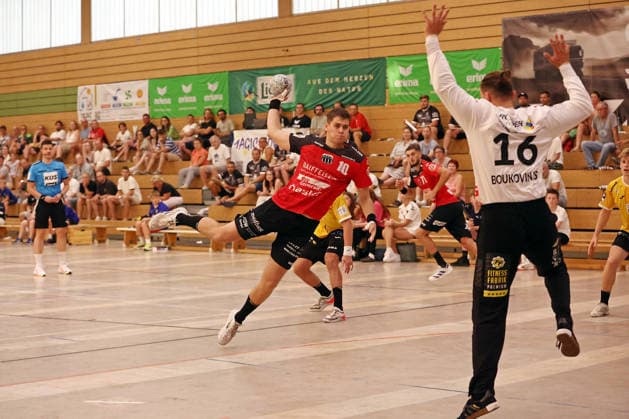 August 5, 2026, xovx, Lindencup Handball Tournament, Pfadi Winterthur vs. HSC 2000 Coburg; from left: Ivan Simic (Pfadi Winterthur), Petros Boukovinas (HSC Coburg); Linden Stadthalle, Hesse, Germany, DE