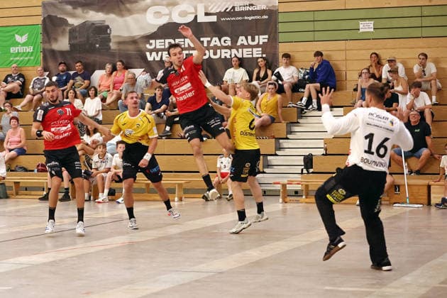 August 5, 2026, xovx, Lindencup Handball, Pfadi Winterthur vs. HSC 2000 Coburg; from left: Lionel Mirdita (Pfadi Winterthur), Jakob Knauer (HSC Coburg), Tim Rellstab (Pfadi Winterthur), Lars Düsterhöft (HSC Coburg), Petros Boukovinas (HSC Coburg); Linden Stadthalle, Hesse, Germany, DE