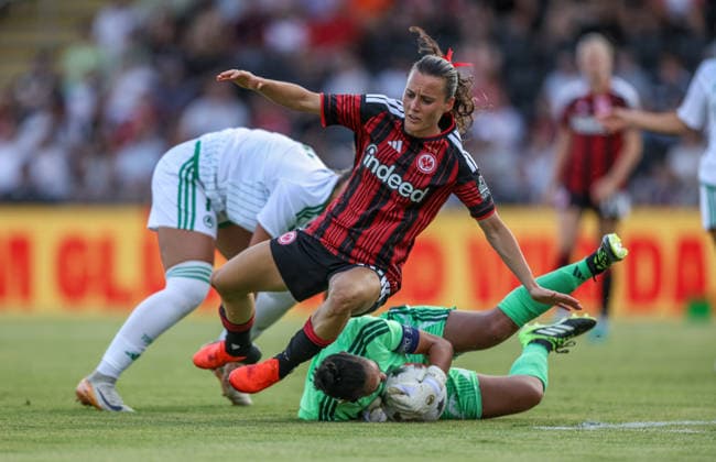GER, Frankfurt, Eintracht Frankfurt vs. AC Omonia Nicosia, UEFA Women s Champions League, Soccer, UEFA, 2026–2027 Season, Stadion am Brentanobad, Qualifying Round, Semifinal (pictured, from left): Hayley Raso, Eintracht Frankfurt Women 7, Constantina Kouzali, Omonia Nicosia 1. DFB and DFL regulations prohibit any use of photographs as image sequences and or quasi-video. August 5, 2026 Copyright: HMBxMedia HendrikxHamelau