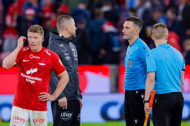 UEFA Conference League 2026 Brann Apollon Limassol Bergen 20260805 Brann coach Eirik Horneland speaks with referee Damian Kos after the UEFA Conference League soccer match between SK Brann and Apollon Limassol at Brann Stadium. Photo: Paul S Amundsen, NTB, Bergen, Norway. EDITORIAL USE ONLY. RESTRICTED USE FOR BETTING COMPANIES.  Copyright: xPaulxS.xAmundsenx xNTBx