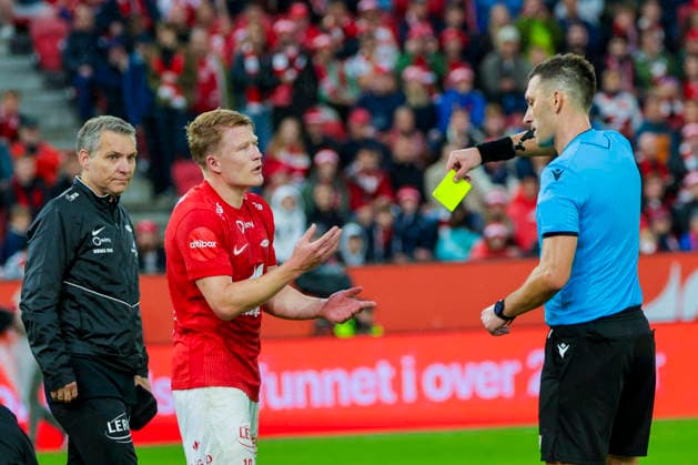 UEFA Conference League 2026 Brann Apollon Limassol Bergen 20260805 Brann s Kristian Eriksen receives a yellow card from referee Damian Kos during the UEFA Conference League soccer match between SK Brann and Apollon Limassol at Brann Stadium. Photo: Paul S. Amundsen, NTB, Bergen, Norway. EDITORIAL USE ONLY. RESTRICTED USE FOR BETTING COMPANIES  Copyright: xPaulxS.xAmundsenx xNTBx