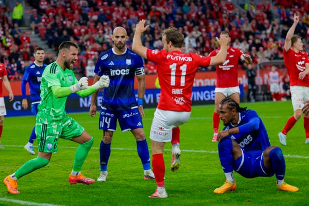 UEFA Conference League 2026 Brann Apollon Limassol Bergen 20260805 Apollon Limassol goalkeeper Philipp Kühn and Brann s Bard Finne in the UEFA Conference League soccer match between SK Brann and Apollon Limassol at Brann Stadium. Photo: Paul S. Amundsen, NTB, Bergen, Norway. EDITORIAL USE ONLY. RESTRICTED USE FOR BETTING COMPANIES.  Copyright: xPaulxS.xAmundsenx xNTBx