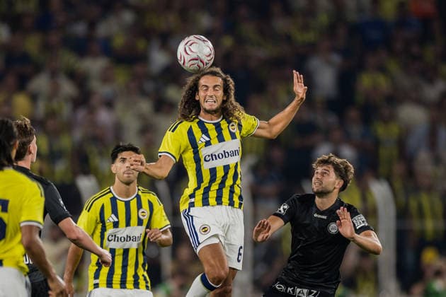 SOCCER - UEFA CL, Fenerbahce vs Sturm ISTANBUL,TURKEY,05.AUG.26 - SOCCER - UEFA Champions League, qualification, Fenerbahce Istanbul vs Sturm Graz. Image shows Matteo Guendouzi (Fenerbahce) and Simon Seidl (Sturm).  GEPAxpictures xMatthiasxTrinkl