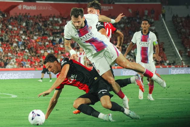 ESP RCD Mallorca vs. PSG, Trofeu Ciutat de Palma, 2026–2027 Preseason. Khvicha Kvaratskhelia of PSG is marked by Martin Valjent of RCD Mallorca during the Trofeu Ciutat de Palma preseason match between RCD Mallorca and PSG played at Estadio Son Moix, Palma de Mallorca on August 5, 2026 Palma de Mallorca, Spain Mallorca Spain Soccer Copyright: xGutix