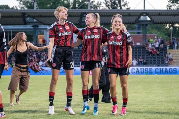 August 5, 2026, xhfmx, Soccer CLQ HF 2 Qualifying Round, Eintracht Frankfurt vs. Omonia Nicosia, Paulina Krumbiegel (Eintracht Frankfurt), 27, Nina Lührßen (Eintracht Frankfurt, 11) and Erëleta Memeti (Eintracht Frankfurt, 7) celebrate with the fans against Nicosia. DFL and DFB regulations prohibit any use of photographs as image sequences and or quasi-video. Frankfurt