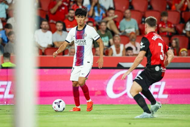 Dro Fernandez of PSG (Paris Saint-Germain) controls the ball during the preseason friendly match between RCD Mallorca and Paris Saint-Germain at Estadi Son Moix on August 5, 2026, in Palma de Mallorca, Spain. Photo by Xavi Bonilla, DeFodi Images