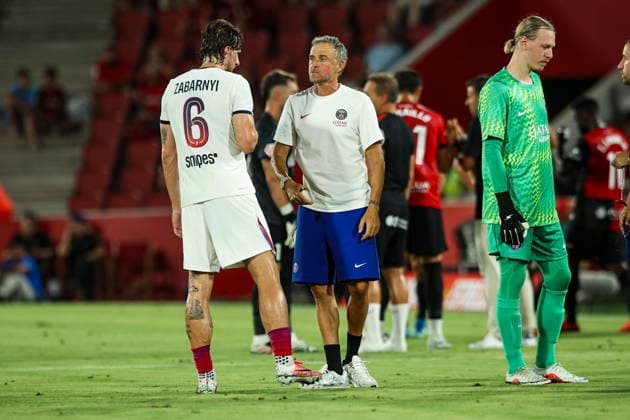 Luis Enrique of Paris Saint-Germain talks to Ilya Zabarnyi of PSG during the preseason friendly match between RCD Mallorca and Paris Saint-Germain at Estadi Son Moix on August 5, 2026, in Palma de Mallorca, Spain. Photo by Xavi Bonilla, DeFodi Images