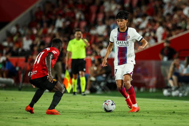 Dro Fernandez of PSG (Paris Saint-Germain) controls the ball during the preseason friendly match between RCD Mallorca and Paris Saint-Germain at Estadi Son Moix on August 5, 2026, in Palma de Mallorca, Spain. Photo by Xavi Bonilla, DeFodi Images