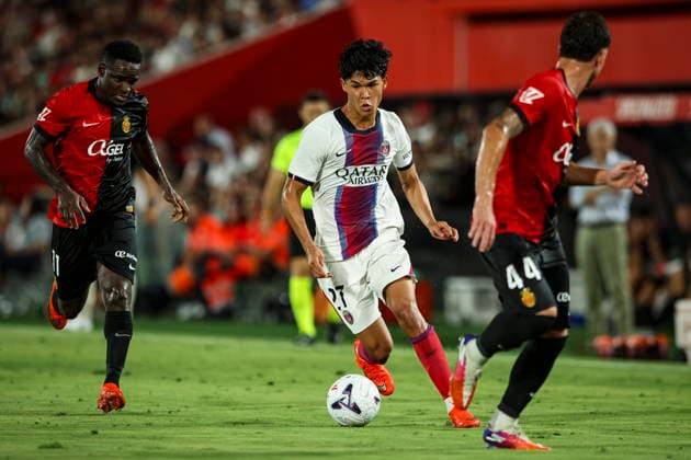 Dro Fernandez of PSG (Paris Saint-Germain) controls the ball during the preseason friendly match between RCD Mallorca and Paris Saint-Germain at Estadi Son Moix on August 5, 2026, in Palma de Mallorca, Spain. Photo by Xavi Bonilla, DeFodi Images