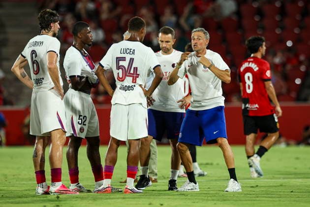 Luis Enrique of Paris Saint-Germain talks to Lucea of Paris Saint-Germain and Ilya Zabarnyi of Paris Saint-Germain during the preseason friendly match between RCD Mallorca and Paris Saint-Germain at Estadi Son Moix on August 5, 2026, in Palma de Mallorca, Spain. Photo by Xavi Bonilla, DeFodi Images