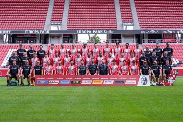 SC Freiburg 1 BL, Bundesliga, Team Photo Session 2026–2027, Team photo, back row from left: Strength and conditioning coach Daniel Wolf, strength and conditioning coach Maximilian Kessler, personal trainer Felix Roth, Karl Steinmann, Max Rosenfelder, Philipp Lienhart, Jordy Makengo, Matthias Ginter, Igor Matanovic, Keisuke Goto, Eren Dinkci, Patrick Osterhage, Assistant Coach Patrik Grolimund, Assistant Coach (Analysis) Franz Georg Wieland, Goalkeeper Coach Michael Müller; middle row, from left: Physical Therapist Florian Mack, Team Doctor Torben Pottgießer, Rouven Tarnutzer, Maximilian Eggestein, Christian Günter, Derry Scherhant, Anthony Jung, Cyriaque Irié, Bruno Ogbus, Lucas Höler, Yannik Engelhardt, Lukas Kübler, Head Coach Julian Schuster, Assistant Coach Florian Bruns, Assistant Coach Lars Voßler; from left to right: Physical Therapist Markus Behrens, Physical Therapist Torge Schwarz, Physical Therapist Uwe Vetter, Niklas Beste, Berkay Yilmaz, Vincenzo Grifo, Jannik Huth, Mio Backhaus, Florian Müller, Rihito Yamamoto, Yuito Suzuki, Philipp Treu, rehabilitation coach Matthias Rosa, equipment manager Max Beckmann, bus driver Stefan Spohn, Freiburg Europa-Park Stadium, Baden-Württemberg, Germany Copyright: AA_STEINSIEK.CH
