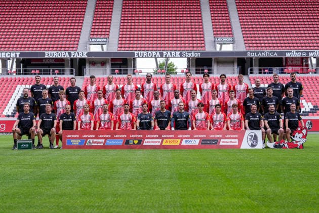 SC Freiburg 1 BL, Bundesliga, Team Photo Session 2026–2027, Team photo, back row from left: Strength and conditioning coach Daniel Wolf, strength and conditioning coach Maximilian Kessler, personal trainer Felix Roth, Karl Steinmann, Max Rosenfelder, Philipp Lienhart, Jordy Makengo, Matthias Ginter, Igor Matanovic, Keisuke Goto, Eren Dinkci, Patrick Osterhage, Assistant Coach Patrik Grolimund, Assistant Coach (Analysis) Franz Georg Wieland, Goalkeeper Coach Michael Müller; middle row, from left: Physical Therapist Florian Mack, Team Doctor Torben Pottgießer, Rouven Tarnutzer, Maximilian Eggestein, Christian Günter, Derry Scherhant, Anthony Jung, Cyriaque Irié, Bruno Ogbus, Lucas Höler, Yannik Engelhardt, Lukas Kübler, Head Coach Julian Schuster, Assistant Coach Florian Bruns, Assistant Coach Lars Voßler; from left to right: Physical Therapist Markus Behrens, Physical Therapist Torge Schwarz, Physical Therapist Uwe Vetter, Niklas Beste, Berkay Yilmaz, Vincenzo Grifo, Jannik Huth, Mio Backhaus, Florian Müller, Rihito Yamamoto, Yuito Suzuki, Philipp Treu, rehabilitation coach Matthias Rosa, equipment manager Max Beckmann, bus driver Stefan Spohn, Freiburg Europa-Park Stadium, Baden-Württemberg, Germany Copyright: AA_STEINSIEK.CH