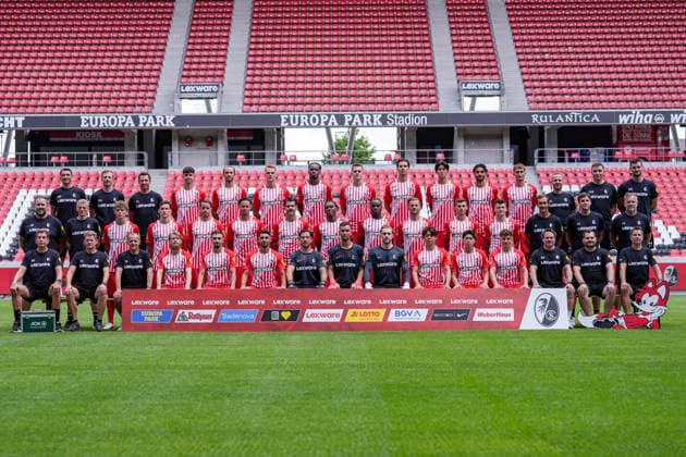 SC Freiburg 1 BL, Bundesliga, Team Photo Session 2026–2027, Team photo, back row from left: Strength and conditioning coach Daniel Wolf, strength and conditioning coach Maximilian Kessler, personal trainer Felix Roth, Karl Steinmann, Max Rosenfelder, Philipp Lienhart, Jordy Makengo, Matthias Ginter, Igor Matanovic, Keisuke Goto, Eren Dinkci, Patrick Osterhage, Assistant Coach Patrik Grolimund, Assistant Coach (Analysis) Franz Georg Wieland, Goalkeeper Coach Michael Müller; middle row, from left: Physical Therapist Florian Mack, Team Doctor Torben Pottgießer, Rouven Tarnutzer, Maximilian Eggestein, Christian Günter, Derry Scherhant, Anthony Jung, Cyriaque Irié, Bruno Ogbus, Lucas Höler, Yannik Engelhardt, Lukas Kübler, Head Coach Julian Schuster, Assistant Coach Florian Bruns, Assistant Coach Lars Voßler; from left to right: Physical Therapist Markus Behrens, Physical Therapist Torge Schwarz, Physical Therapist Uwe Vetter, Niklas Beste, Berkay Yilmaz, Vincenzo Grifo, Jannik Huth, Mio Backhaus, Florian Müller, Rihito Yamamoto, Yuito Suzuki, Philipp Treu, rehabilitation coach Matthias Rosa, equipment manager Max Beckmann, bus driver Stefan Spohn, Freiburg Europa-Park Stadium, Baden-Württemberg, Germany Copyright: AA_STEINSIEK.CH