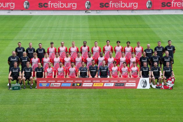 SC Freiburg 1 BL, Bundesliga, Team Photo Session 2026–2027, Team photo, back row from left: Strength and conditioning coach Daniel Wolf, strength and conditioning coach Maximilian Kessler, personal trainer Felix Roth, Karl Steinmann, Max Rosenfelder, Philipp Lienhart, Jordy Makengo, Matthias Ginter, Igor Matanovic, Keisuke Goto, Eren Dinkci, Patrick Osterhage, Assistant Coach Patrik Grolimund, Assistant Coach (Analysis) Franz Georg Wieland, Goalkeeper Coach Michael Müller; middle row, from left: Physical Therapist Florian Mack, Team Doctor Torben Pottgießer, Rouven Tarnutzer, Maximilian Eggestein, Christian Günter, Derry Scherhant, Anthony Jung, Cyriaque Irie, Bruno Ogbus, Lucas Höler, Yannik Engelhardt, Lukas Kübler, Head Coach Julian Schuster, Assistant Coach Florian Bruns, Assistant Coach Lars Voßler; from left to right: Physical Therapist Markus Behrens, Physical Therapist Torge Schwarz, Physical Therapist Uwe Vetter, Niklas Beste, Berkay Yilmaz, Vincenzo Grifo, Jannik Huth, Mio Backhaus, Florian Müller, Rihito Yamamoto, Yuito Suzuki, Philipp Treu, rehabilitation coach Matthias Rosa, equipment manager Max Beckmann, bus driver Stefan Spohn, Freiburg Europa-Park Stadium, Baden-Württemberg, Germany Copyright: AA_STEINSIEK.CH
