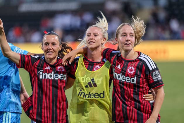 GER, Frankfurt, Eintracht Frankfurt vs. AC Omonia Nicosia, UEFA Women s Champions League, Soccer, UEFA, 2026–2027 Season, Brentanobad Stadium, Qualifying Round, Semifinals in Pictures: Eintracht Frankfurt Women celebrate their 8–0 victory over Nicosia in the UEFA Women’s Champions League qualifying round, cheering, joy, and emotion; Hayley Raso, Eintracht Frankfurt Women, 16, Rebecka Blomqvist, Eintracht Frankfurt Women, No. 28; Danique Tolhoek, Eintracht Frankfurt Women, No. 22. DFB and DFL regulations prohibit any use of photographs as image sequences and or quasi-video. August 5, 2026 Copyright: HMBxMedia HendrikxHamelau