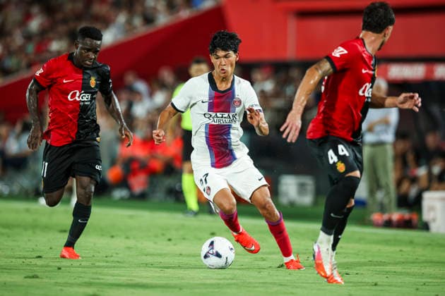RCD Mallorca Vs Paris Saint-Germain - Trofeu Ciutat De Palma PSG Paris Saint-Germain player 27 Dro Fernandez controls the ball during the Trofeu Ciutat de Palma friendly match between RCD Mallorca and Paris Saint-Germain at Estadi Son Moix, on August 5, 2026. Palma de Mallorca Spain  Copyright: xGongorax originalFilename:bonilla-rcdmallo260805_npDMT.jpg