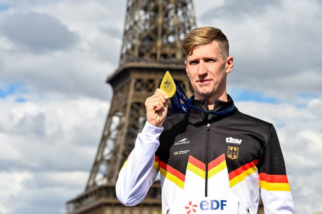 Florian Wellbrock of Germany shows the gold medal after competing in the open water swimming 5km Men Final during the European Aquatics Championships at the River Seine in Paris (France), August 5, 2026. Andrea Staccioli Deepbluemedia Insidefoto