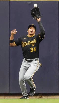 Pittsburgh Pirates center fielder Jhostynxon Garcia catches a fly ball hit by Milwaukee Brewers left fielder Jackson Chourio in the first inning of the MLB, Baseball Herren, USA game between the Pittsburgh Pirates and the Milwaukee Brewers at American Family Field in Milwaukee, Wisconsin on Wednesday, August 5, 2026.  MIL20260805806 TANNENxMAURY