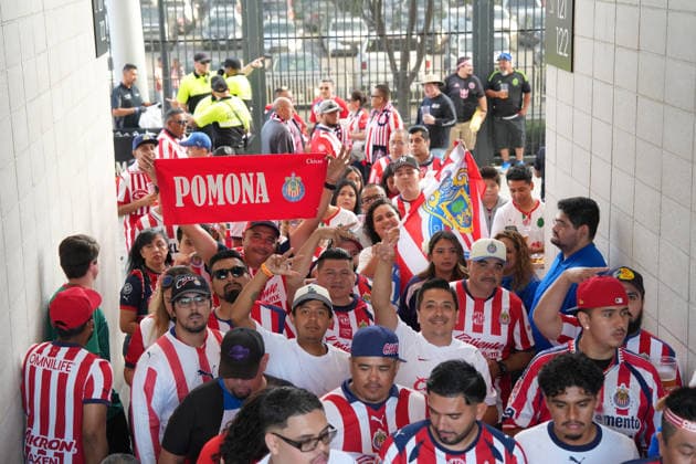Guadalajara fans enter the stadium in a Leagues Cup match between Los Angeles FC and Guadalajara at the BMO Stadium in Los Angeles, United States, 05 August 2026. Leagues Cup - Los Angeles FC vs Guadalajara !ACHTUNG: NUR REDAKTIONELLE NUTZUNG!  Copyright: xOmarxAlonsox AME6421 20260806-55021081743_1