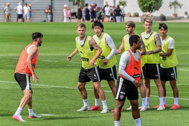 Branimir Hrgota, Nemeth, David, Tomoya Ando, Marcus Mathisen, Eric Smith, and Nick Schmidt of St. Pauli are waiting for a corner kick; Germany, Hamburg, training facility on Kollaustrasse, soccer, 2. Bundesliga, FC St. Pauli