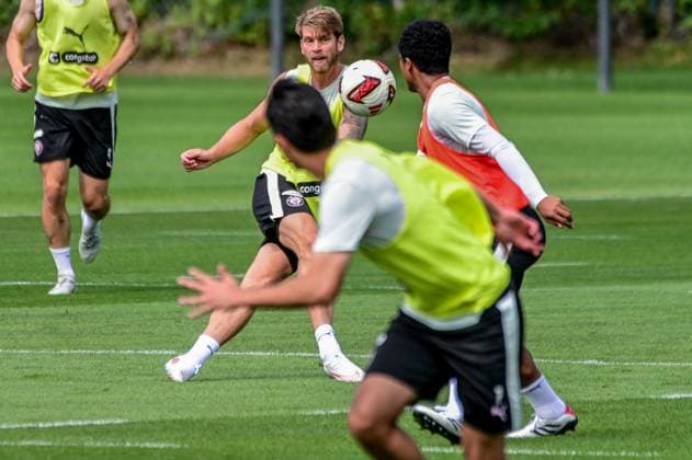 Marcus Mathisen Pauli crosses the ball; Germany; Hamburg; training facility on Kollaustrasse; soccer; 2. Bundesliga; FC St. Pauli