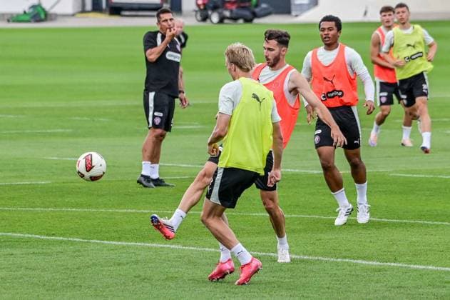 Coach Marcel Rapp addresses the team St. Pauli Germany, Hamburg, training facility on Kollaustrasse, soccer, 2. Bundesliga, FC St. Pauli