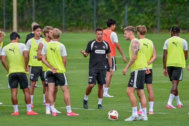 Coach Marcel Rapp addresses the team St. Pauli Germany, Hamburg, training facility on Kollaustrasse, soccer, 2. Bundesliga, FC St. Pauli