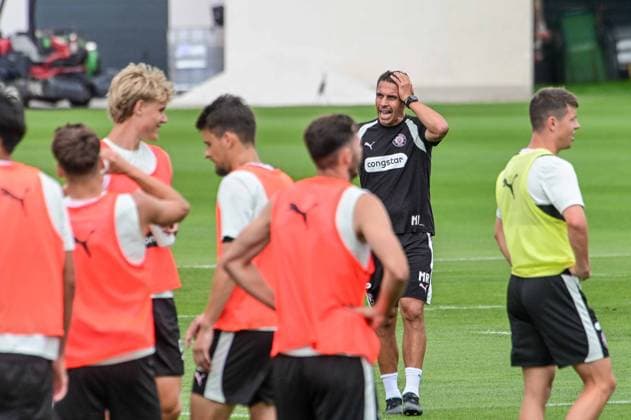 Coach Marcel Rapp addresses the team St. Pauli Germany, Hamburg, training facility on Kollaustrasse, soccer, 2. Bundesliga, FC St. Pauli