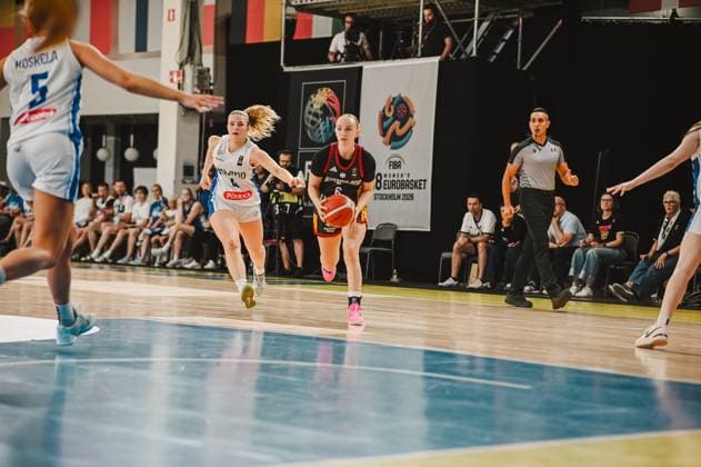 Laura Knaup (No. 4, Finland) drives the ball up the court on a fast break, while a German player with the ball runs close behind her. In the background, the FIBA Women’s EuroBasket Stockholm 2026 banner is clearly visible. Laura Knaup (No. 4, Finland) on a fast break against Germany at FIBA EuroBasket. Copyright: xJoelxKruehlerx