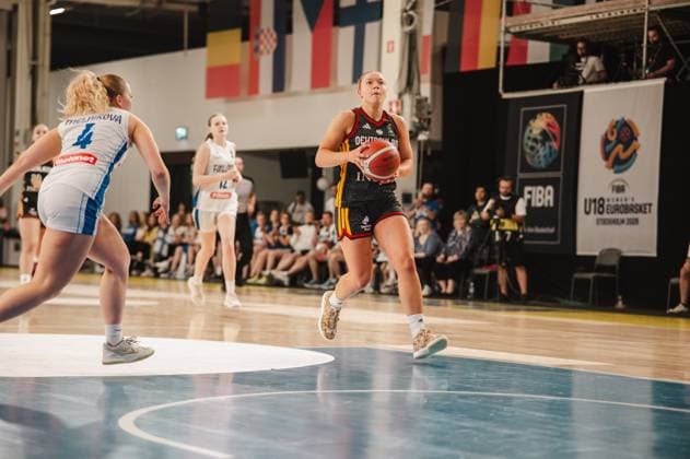 Darina Zraychenko drives toward the basket and cuts past the Finnish defense. In the background, the FIBA U18 Women’s EuroBasket 2025 banner is visible at Kistamässan in Stockholm. Darina Zraychenko (No. 8, Germany) with the ball on the offensive end. Copyright: xJoelxKruehlerx