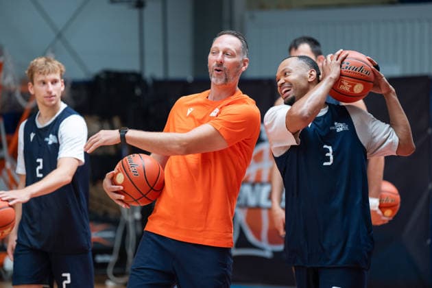 easycredit BBL Basketball Bundesliga 2026–2027 Media Training at Science City Jena on August 6, 2026. Head Coach Steven Esterkamp and player Jemarl Baker Jr. are clearly having fun. Raphael Falkenthal is in the background on the left at the Sparkassen Arena.