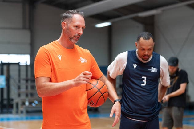 easycredit BBL Basketball Bundesliga 2026–2027 Media Training at Science City Jena on August 6, 2026; Head Coach Steven Esterkamp gives instructions to player Jemarl Baker Jr. on the right at Sparkassen Arena