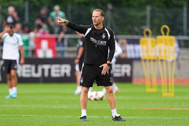 August 6, 2026, xydrx, soccer, training camp, Borussia Mönchengladbach, 2026–2027 season, Birkenmoos Stadium: Eugen Polanski, head coach of Borussia Mönchengladbach, gives instructions while gesturing. DFB regulations prohibit any use of photographs as image sequences and or quasi-video. Copyright: HMBxMedia YannisxDreimann