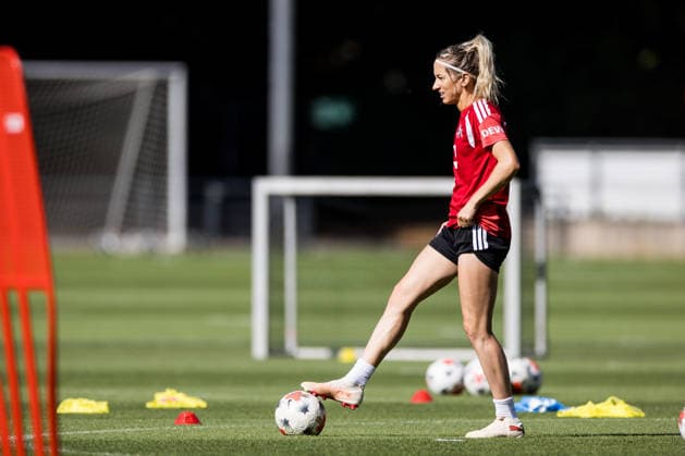 Training: 1. FC Köln Women, August 6, 2026, Cologne, GERMANY AUGUST 6 Kathrin Kathy Henrichs of 1 FC Köln, No. 4, with the ball during a training session for the 1 FC Köln women’s team on Field 7 at the Geissbockheim on August 6, 2026, in Cologne, Germany Copyright: xBEAUTIFULxSPORTS Wunderlx