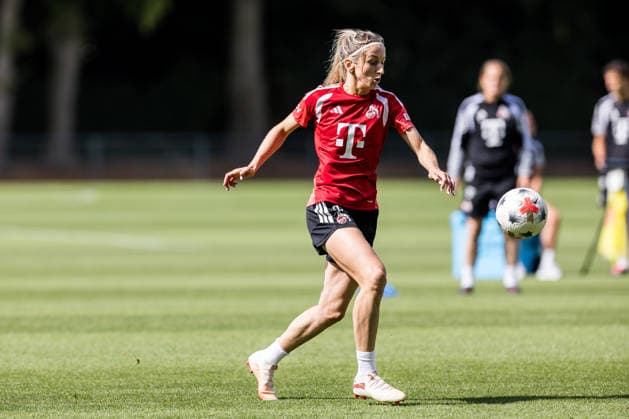 Training: 1. FC Köln Women, August 6, 2026, Cologne, GERMANY AUGUST 6 Kathrin Kathy Henrichs of 1 FC Köln, No. 4, with the ball during a training session for the 1 FC Köln women’s team on Field 7 at the Geissbockheim on August 6, 2026, in Cologne, Germany Copyright: xBEAUTIFULxSPORTS Wunderlx