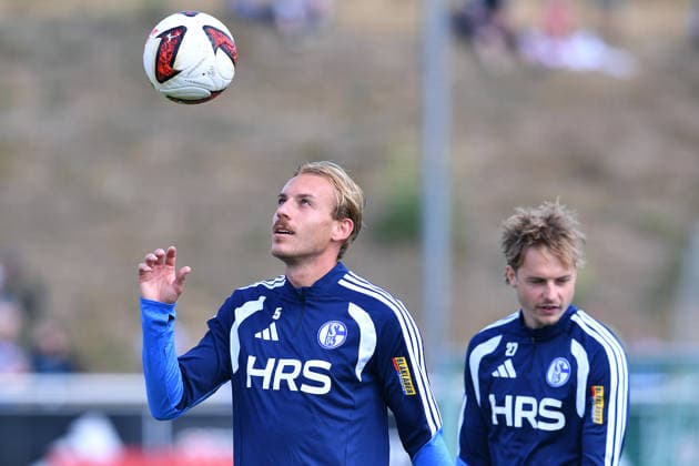 Soccer, Bundesliga 1: FC Schalke 04 training session on August 6, 2026, at the training facility at the Veltins Arena in Gelsenkirchen. Timo Becker (Schalke) in the foreground; Finn Porath (Schalke) in the background xRx