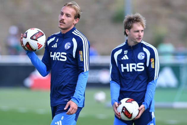 Soccer, Bundesliga 1: FC Schalke 04 training session on August 6, 2026, at the training facility at the Veltins Arena in Gelsenkirchen. Timo Becker (Schalke) in the foreground; Finn Porath (Schalke) in the background xRx
